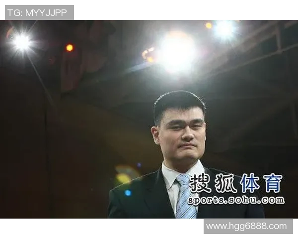 姚明挑战自我首度尝试举重运动展现体育精神与力量之美