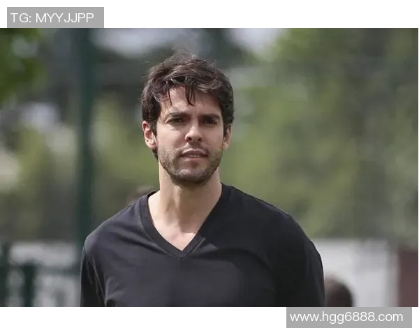 足球明星卡卡的品质与精神：从球场到生活的完美诠释