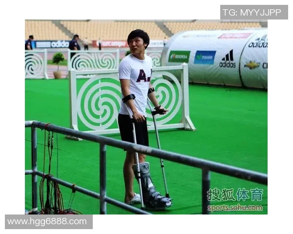 足球明星因伤拄拐杖走路引发球迷关心健康状况与未来职业生涯的思考