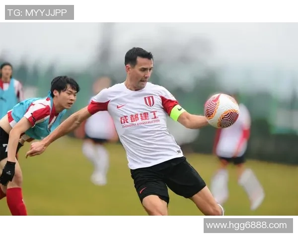 足球与篮球明星同框瞬间展现运动之美与激情对决的精彩时刻