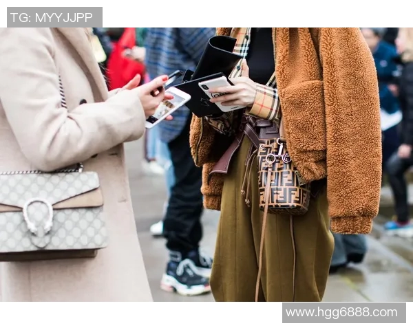 足球明星街拍风格大揭秘时尚与运动的完美结合让你领略球场外的魅力