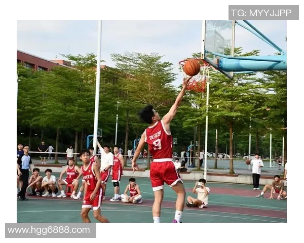 篮球明星在比赛中巧妙运用篮球板展现高超技巧与精彩瞬间